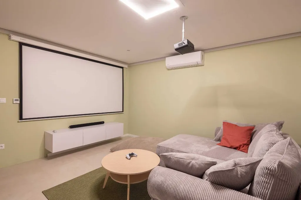 Modern Family Villa with Pool in Okrug Gornji