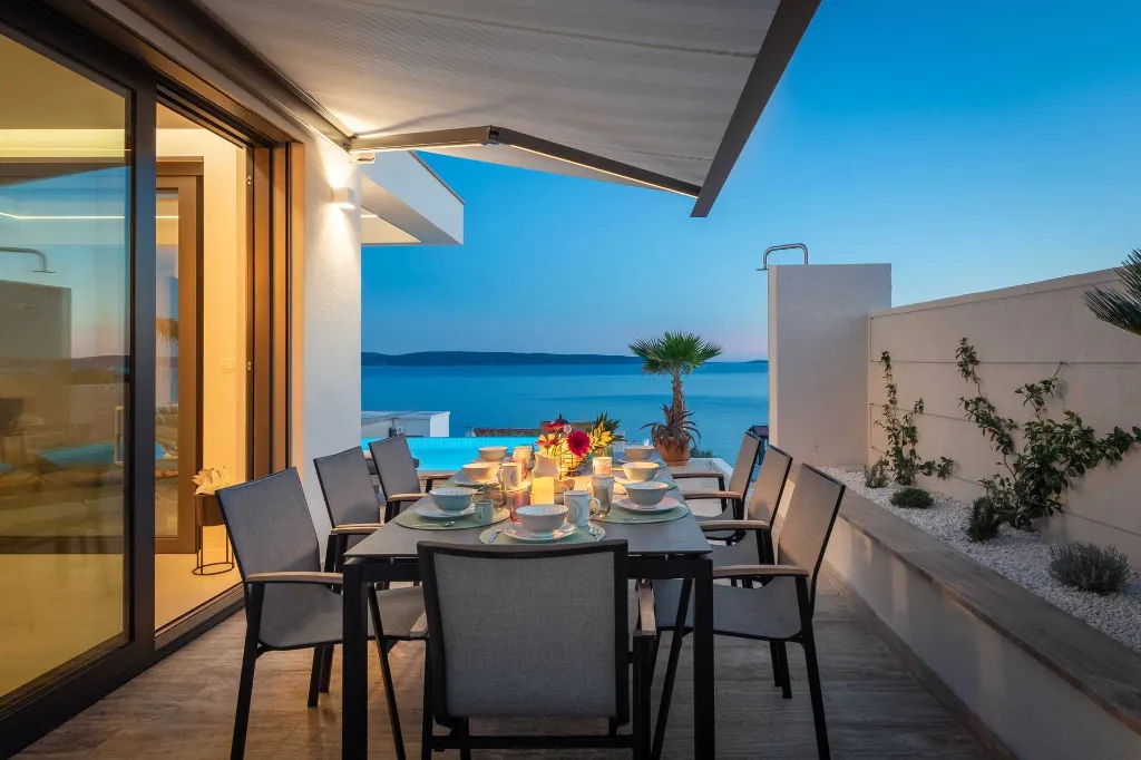Modern Family Villa with Pool in Okrug Gornji