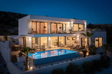Modern Family Villa with Pool in Okrug Gornji