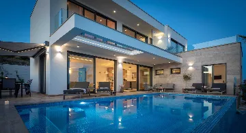 Modern Family Villa with Pool in Okrug Gornji
