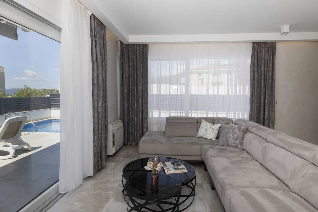 Modern Villa with Heated Pool and Jacuzzi, Makarska