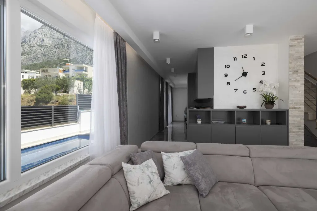 Modern Villa with Heated Pool and Jacuzzi, Makarska