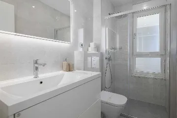 Modern Villa with Heated Pool and Jacuzzi, Makarska