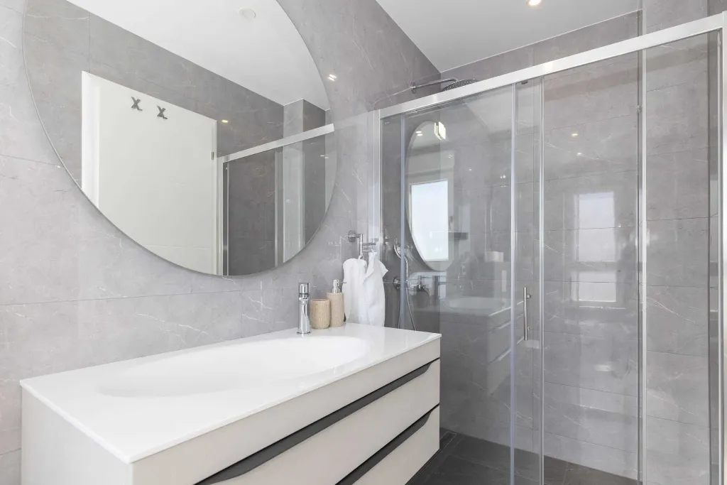 Modern Villa with Heated Pool and Jacuzzi, Makarska