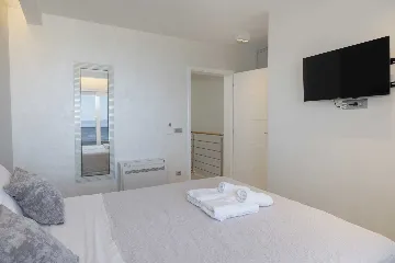 Modern Villa with Heated Pool and Jacuzzi, Makarska