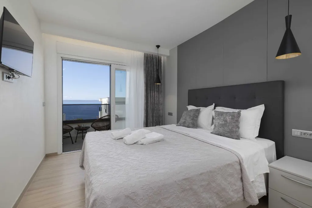 Modern Villa with Heated Pool and Jacuzzi, Makarska