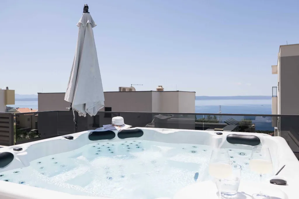 Modern Villa with Heated Pool and Jacuzzi, Makarska