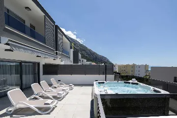 Modern Villa with Heated Pool and Jacuzzi, Makarska
