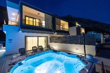 Modern Villa with Heated Pool and Jacuzzi, Makarska