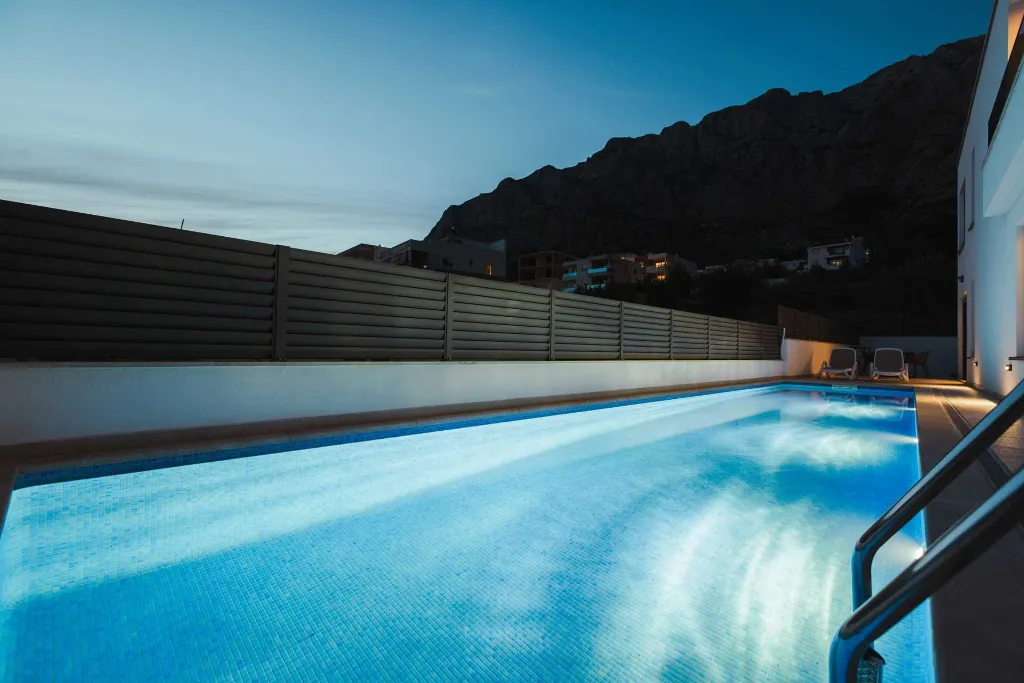 Modern Villa with Heated Pool and Jacuzzi, Makarska