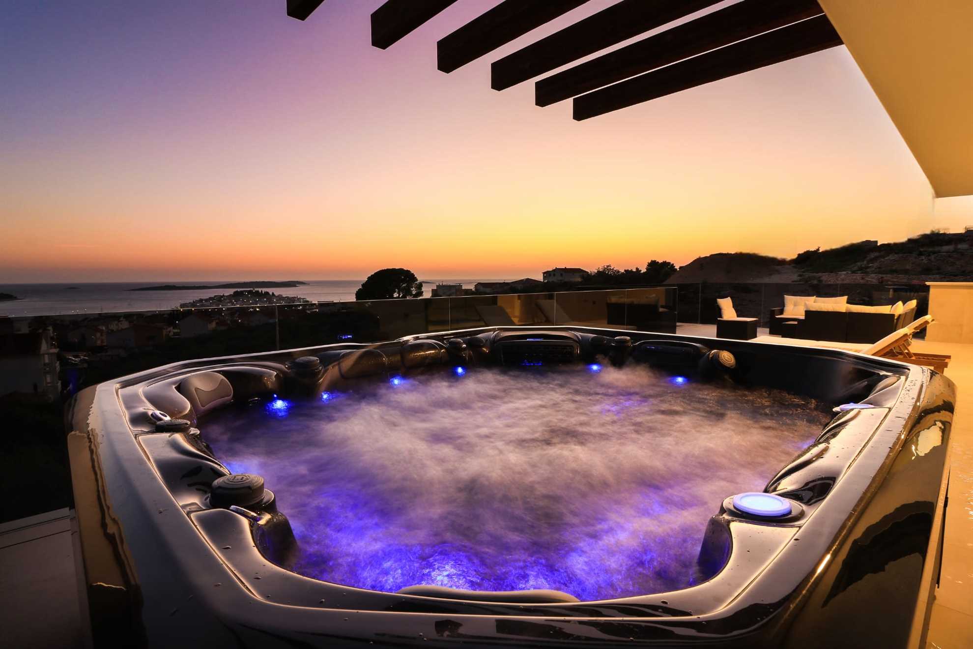 Villa Luxleon with Pool
