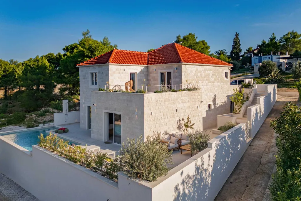 Modern 4-Bedroom Villa with Heated Pool, Splitska