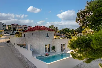 Modern 4-Bedroom Villa with Heated Pool, Splitska