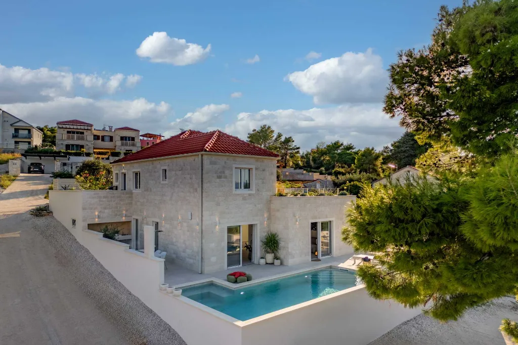 Modern 4-Bedroom Villa with Heated Pool, Splitska