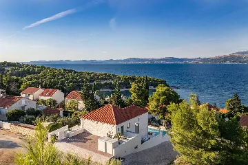 Modern 4-Bedroom Villa with Heated Pool, Splitska