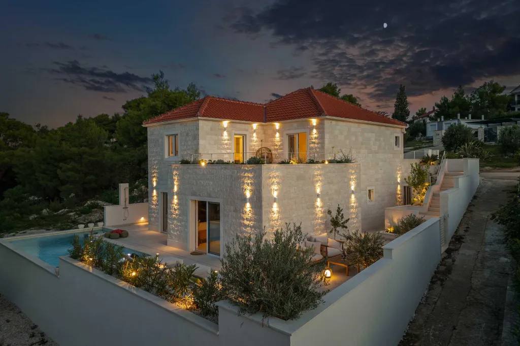 Modern 4-Bedroom Villa with Heated Pool, Splitska