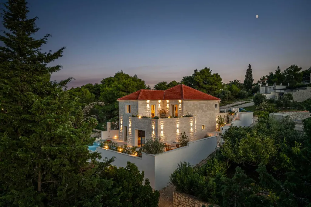 Modern 4-Bedroom Villa with Heated Pool, Splitska