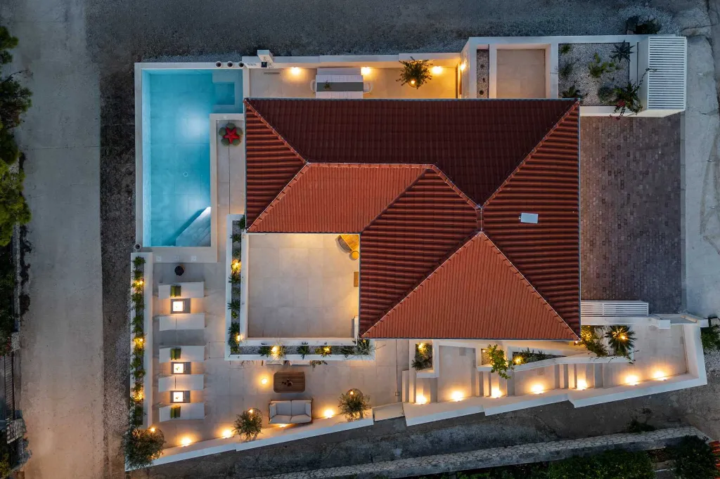 Modern 4-Bedroom Villa with Heated Pool, Splitska