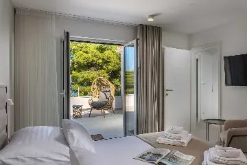 Modern 4-Bedroom Villa with Heated Pool, Splitska