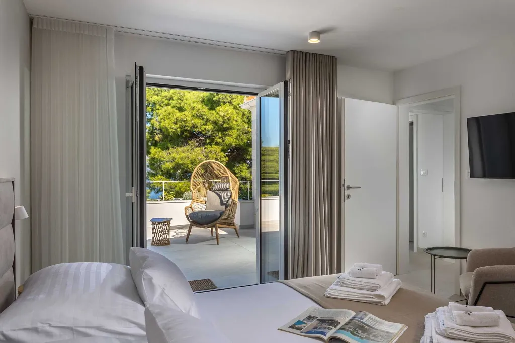 Modern 4-Bedroom Villa with Heated Pool, Splitska