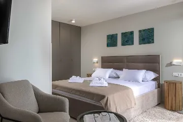 Modern 4-Bedroom Villa with Heated Pool, Splitska