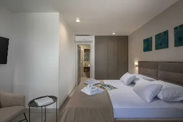 Modern 4-Bedroom Villa with Heated Pool, Splitska