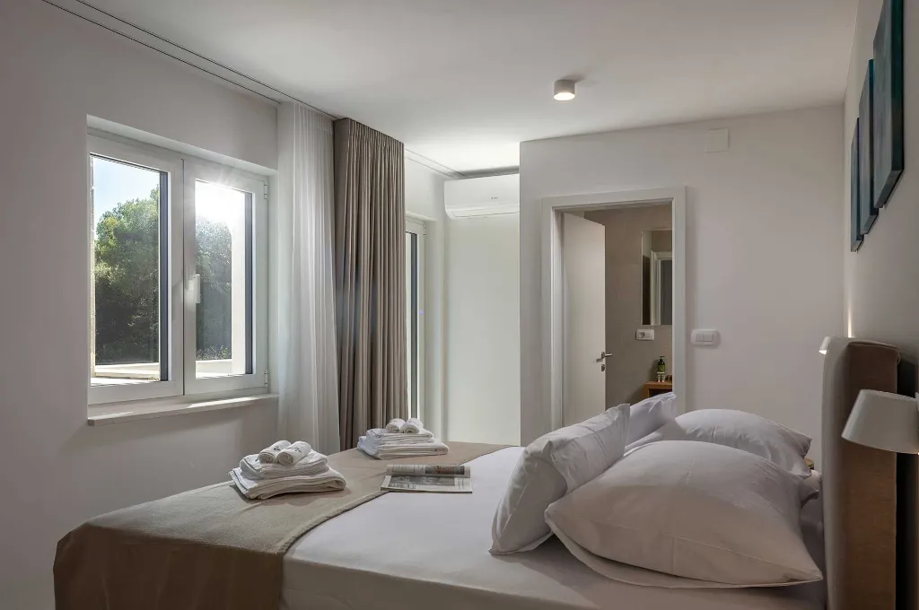 Modern 4-Bedroom Villa with Heated Pool, Splitska