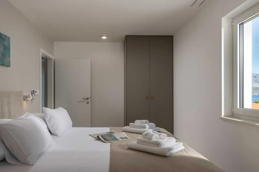 Modern 4-Bedroom Villa with Heated Pool, Splitska