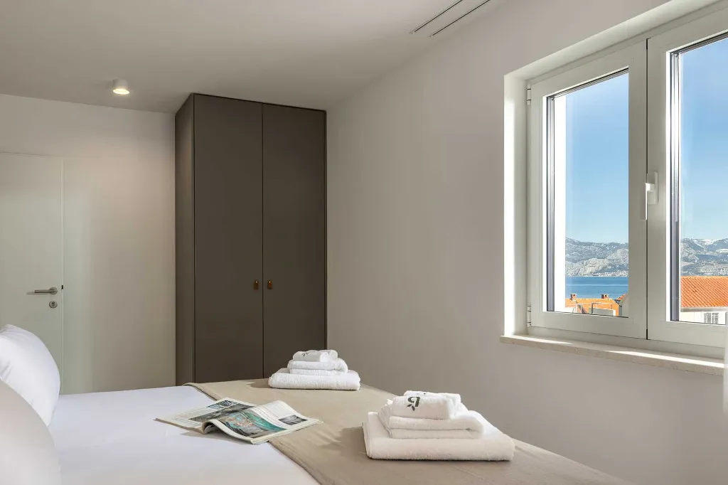 Modern 4-Bedroom Villa with Heated Pool, Splitska