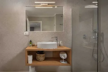 Modern 4-Bedroom Villa with Heated Pool, Splitska