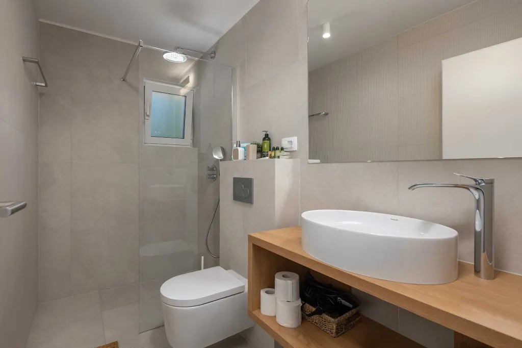 Modern 4-Bedroom Villa with Heated Pool, Splitska