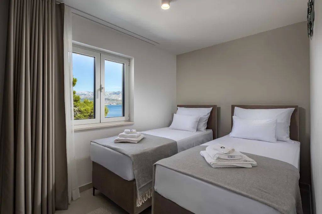 Modern 4-Bedroom Villa with Heated Pool, Splitska