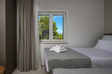 Modern 4-Bedroom Villa with Heated Pool, Splitska