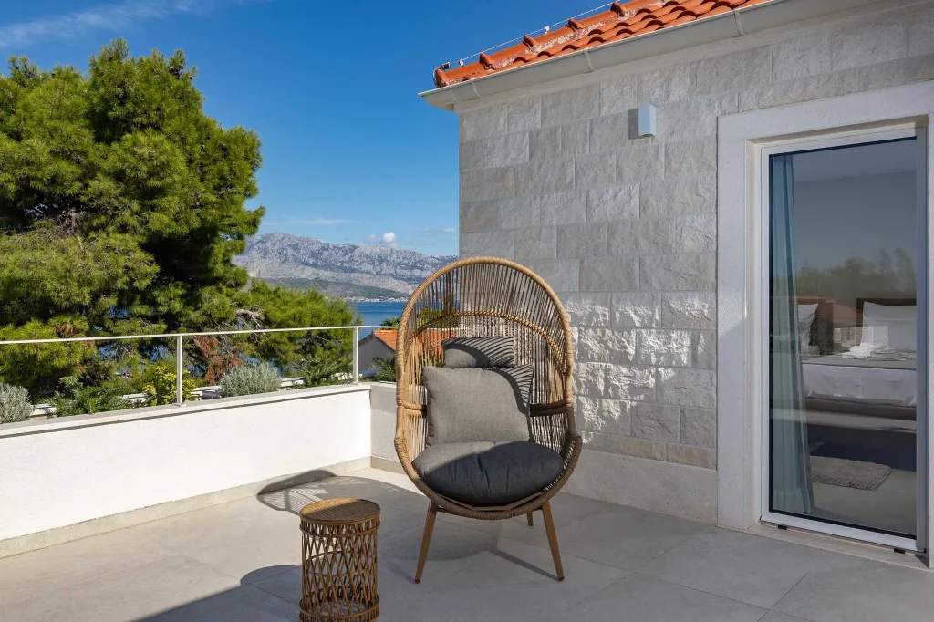 Modern 4-Bedroom Villa with Heated Pool, Splitska