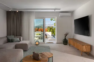 Modern 4-Bedroom Villa with Heated Pool, Splitska