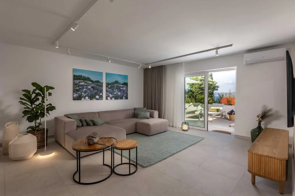 Modern 4-Bedroom Villa with Heated Pool, Splitska