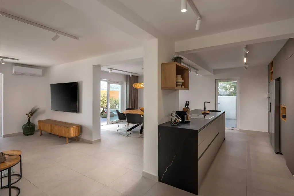 Modern 4-Bedroom Villa with Heated Pool, Splitska