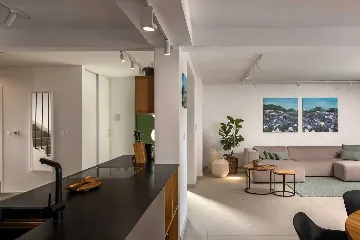 Modern 4-Bedroom Villa with Heated Pool, Splitska