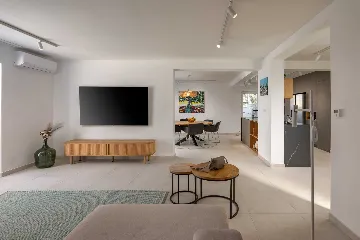 Modern 4-Bedroom Villa with Heated Pool, Splitska