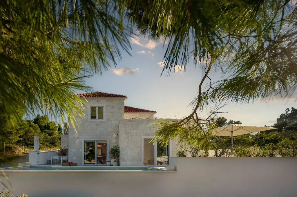 Modern 4-Bedroom Villa with Heated Pool, Splitska