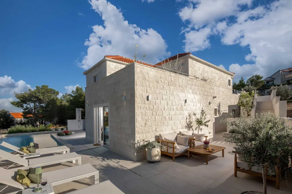 Modern 4-Bedroom Villa with Heated Pool, Splitska