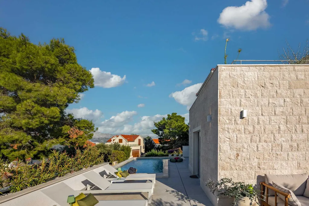 Modern 4-Bedroom Villa with Heated Pool, Splitska