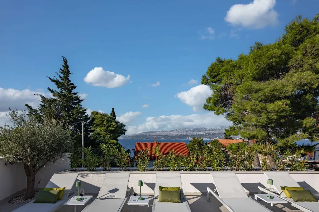 Modern 4-Bedroom Villa with Heated Pool, Splitska