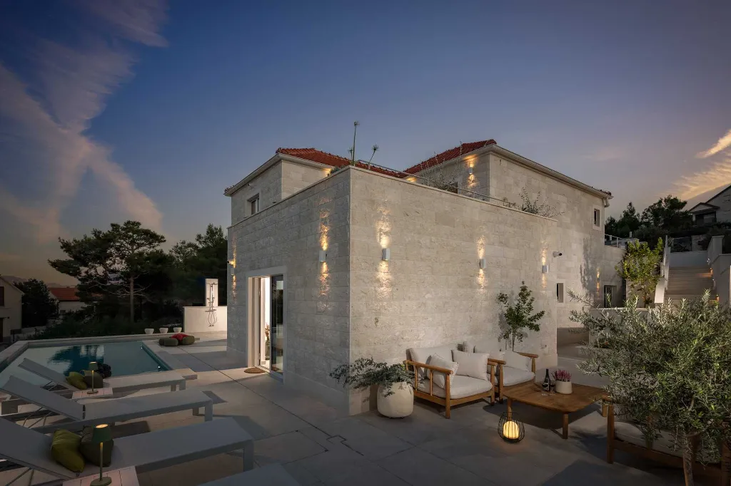 Modern 4-Bedroom Villa with Heated Pool, Splitska