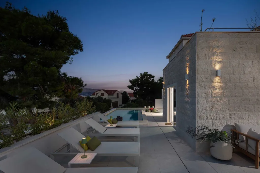 Modern 4-Bedroom Villa with Heated Pool, Splitska