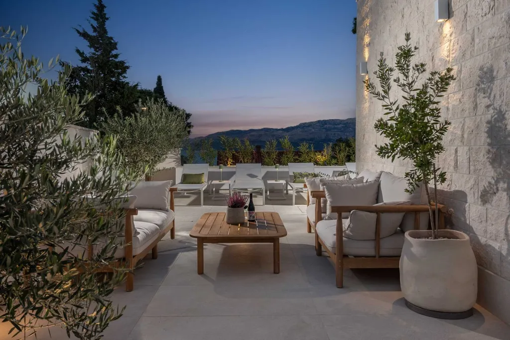 Modern 4-Bedroom Villa with Heated Pool, Splitska