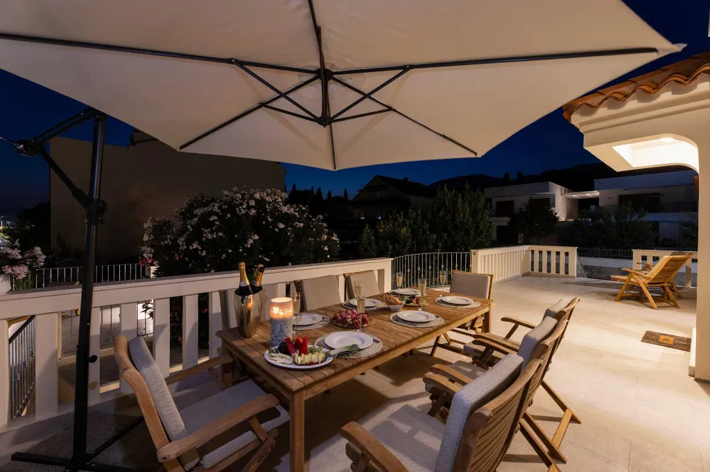Seaside Family Villa with Pool in Kaštel Lukšić