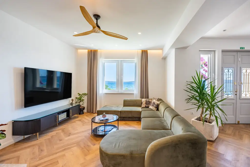 Seaside Family Villa with Pool in Kaštel Lukšić