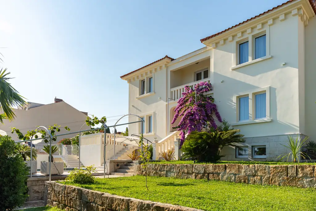 Seaside Family Villa with Pool in Kaštel Lukšić