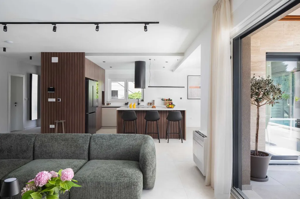 Contemporary Villa with Pool in Kaštel Stari